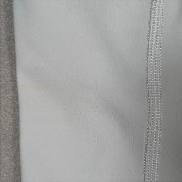 Lululemon Nulux Racerback Cropped Tank  Women’s Xsmall (0/2) Vapor Light Gray - Picture 3 of 10